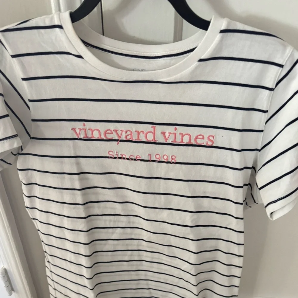 EUC Vineyard Vines Women’s White/Navy Striped Tee w Pink Logo Fun Beach Preppy - Picture 6 of 13